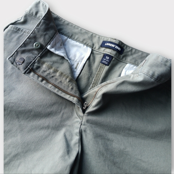 LANDS' END WOMEN'S SIZE 10 MID RISE SAGE GREEN 💚 MULTI POCKET SHORTS. - Picture 3 of 6